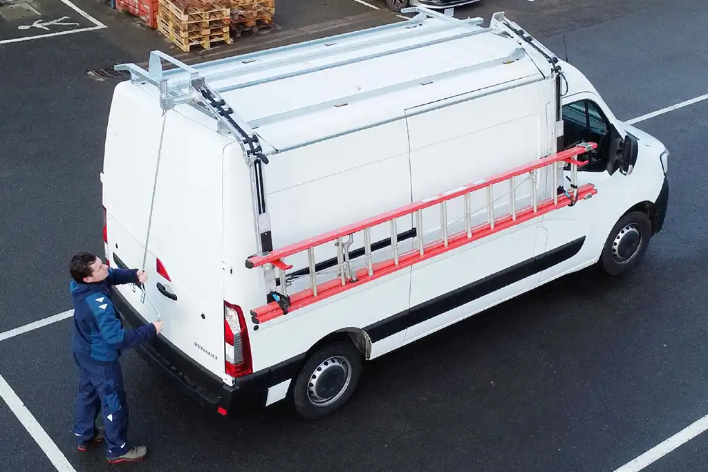 Manipulation avec manivelle - Le chargement de l'échelle se fait au niveau des épaules